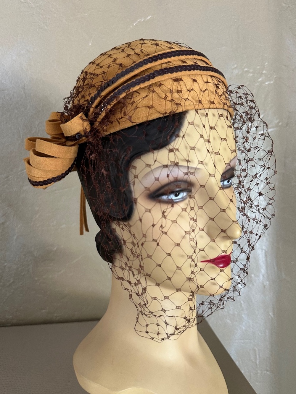 SHOWY 1930's MUSTARD YELLOW FELT TOQUE WITH CURLY BANDS/SEQUINS/VEIL